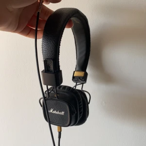 svarta marshall hörlurar  - sjuuukt coola hörlurar från det fina märket marshall. nästan inte använda o har fått blivit liggande ett tag. Extremt bra ljud och läcker inte. Finns två hål för sladd vilket innebär att man kan va två som lyssnar. Diskuterbart pris, kom privat för info🥰🥰