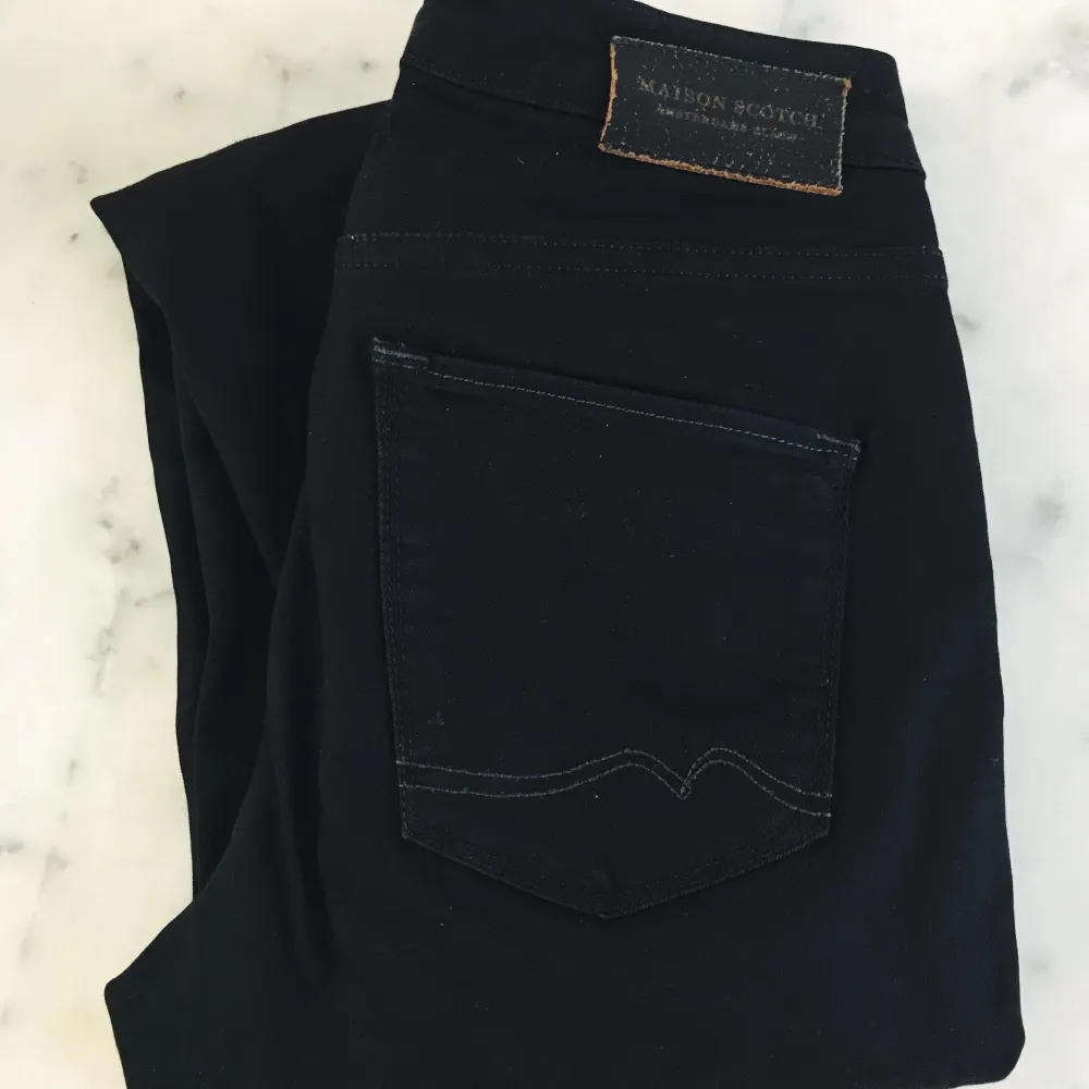 Svarta byxor från Maison scotch i storlek W26 / L32. Köparen står för frakten.. Jeans & Byxor.