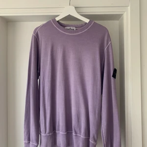 Stone island crew neck - made in Italy  - väldigt bra skick förutom att ”made in italy” lappen sitter löst. 