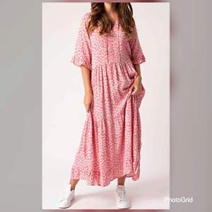 Oanvänd klänning från märket Rosebud (lånad bild),  köpt på Joy. Säljes pga fel storlek. 