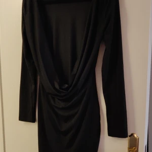 Svart klänning med öppen rygg! - Svart klänning med öppen rygg. Tajtare modell, aldrig använd! Stretchigt material så passar fler storlekar. 😊 Kika gärna in vad mer jag säljer! 💞