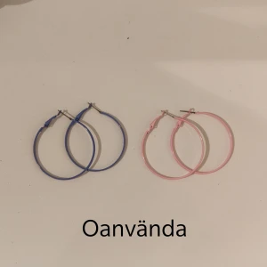 Örhängen - Örhängen i rosa och lila, oanvända! 😁 Båda för 20 kr! Kika gärna in vad mer jag säljer! 💞
