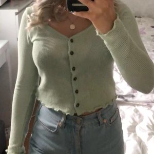 H&M strl s - Säljer min nya tröja från hm då den inte används tillräckligt mycket ❤️❤️frakten kostar 42kr❣️ vid många intresserade blir det budgivning! HÖGSTA BUD 90kr+ 40kr frakt 