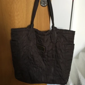 Marc jacobs väska  - Marc Jacobs väska som jag har köpt i Kina så tror tyvär inte den är äkta därav lågt pris! Den är stor och rymlig! Köpare står för frakt 