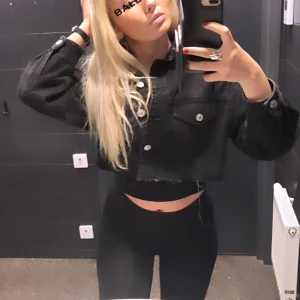 Jeans jacka - 300kr - Jättefin jeansjacka som är crooped i svart igen zara. Orginalpris 600. Pris kan diskuteras 