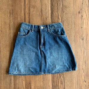 Hm jeans kjol - Supersöt jeanskjol från Hm, använd ett par gånger och är i bra skick. Frakt tillkommer