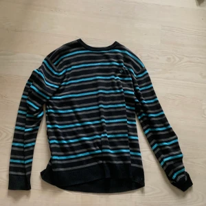 Adidas tröja XL - En relativt nyinköpt adidas tröja. Nästan helt oanvänd. Den är väldigt stor för mig men jag är väldigt liten. Den är väldigt mysig och fin. Köparen står för eventuell frakt