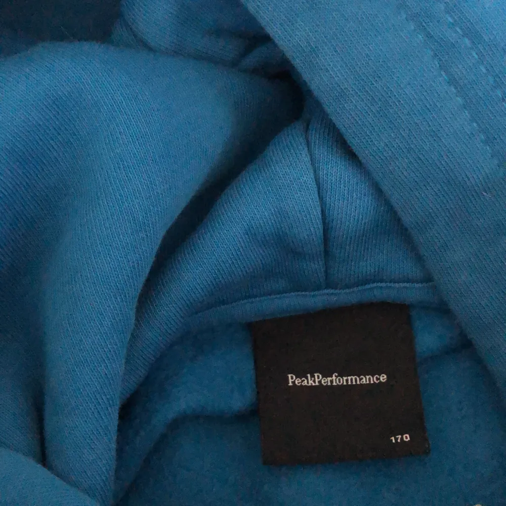 Ljusblå/turkos hoodie från Peak performance. Min hoodie är i samma modell som bild nr 1. Aldrig använd så i väldigt bra skick💕 köpare står för frakt på 66 kronor💕. Hoodies.