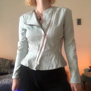 Carin Wester jacka - Välanvänd favorit från Carin Wester! Tunn jacka som funkar vår och sommar och annars som typ kavaj på vintern! Använd men i bra skick! Ljusblå med lite jeanskänsla på tyget. Möts i Stockholm eller så står köparen för frakt 🌸🌸