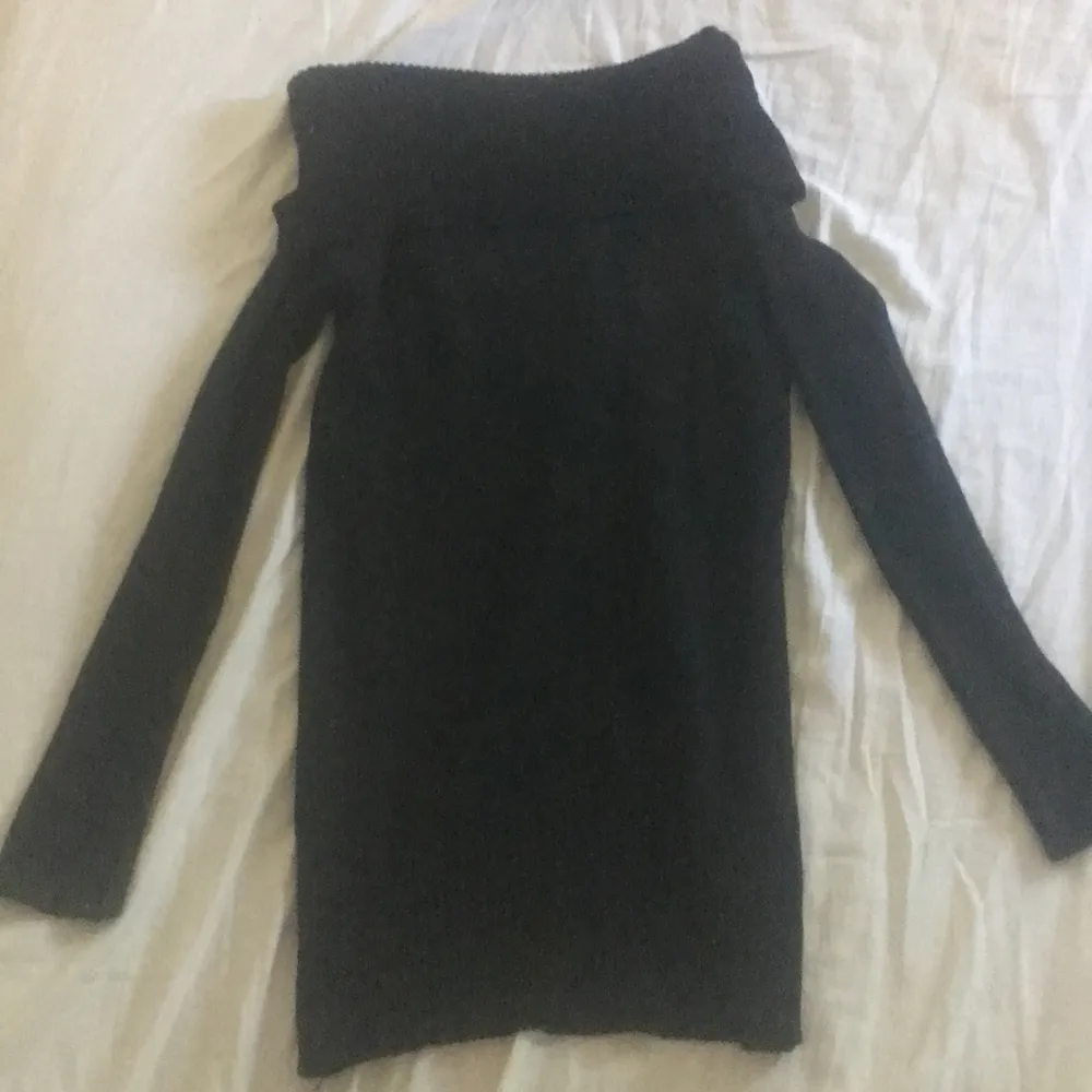 En svart off shoulder klänning från DM, använd en gång. Nypris 500kr, säljer för 200kr frakten är inräknad i priset.. Klänningar.