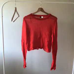 Fin röd tröja från hm! Helt ny och är i storlek S! Den är stickad och har en ser through känsla!