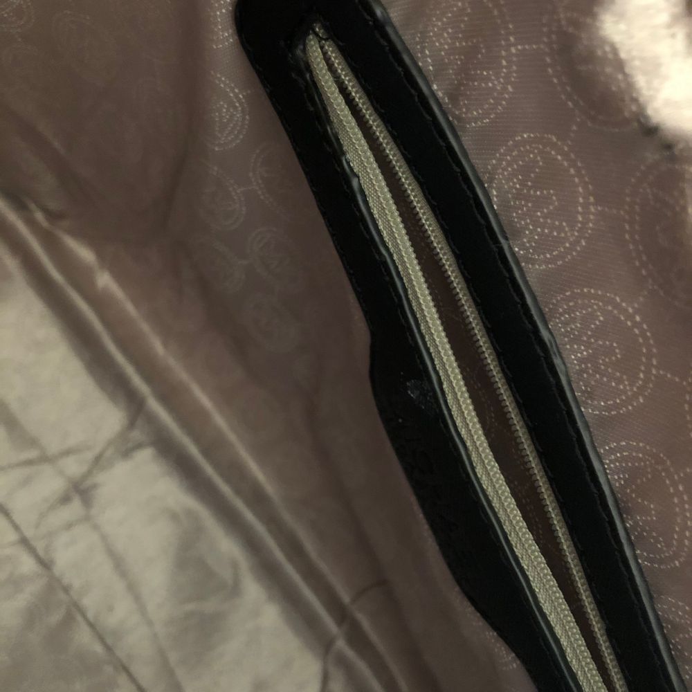 Säljs då jag bytt stil och inte får använding av den. Den är äkta. Guld detaljer. Tyvärr har blixtlåsen uppe gått sönder, inget som syns men den går inte att stänga. Där av priset. Bortsett från det är den i mycket fint skick! Nypris ca: 3300kr . Väskor.
