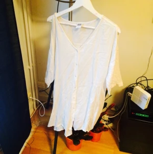  - Vit skjorta från Vero Moda. Använd en gång. Oversize med hål för axlarna. Ord. Pris 300kr