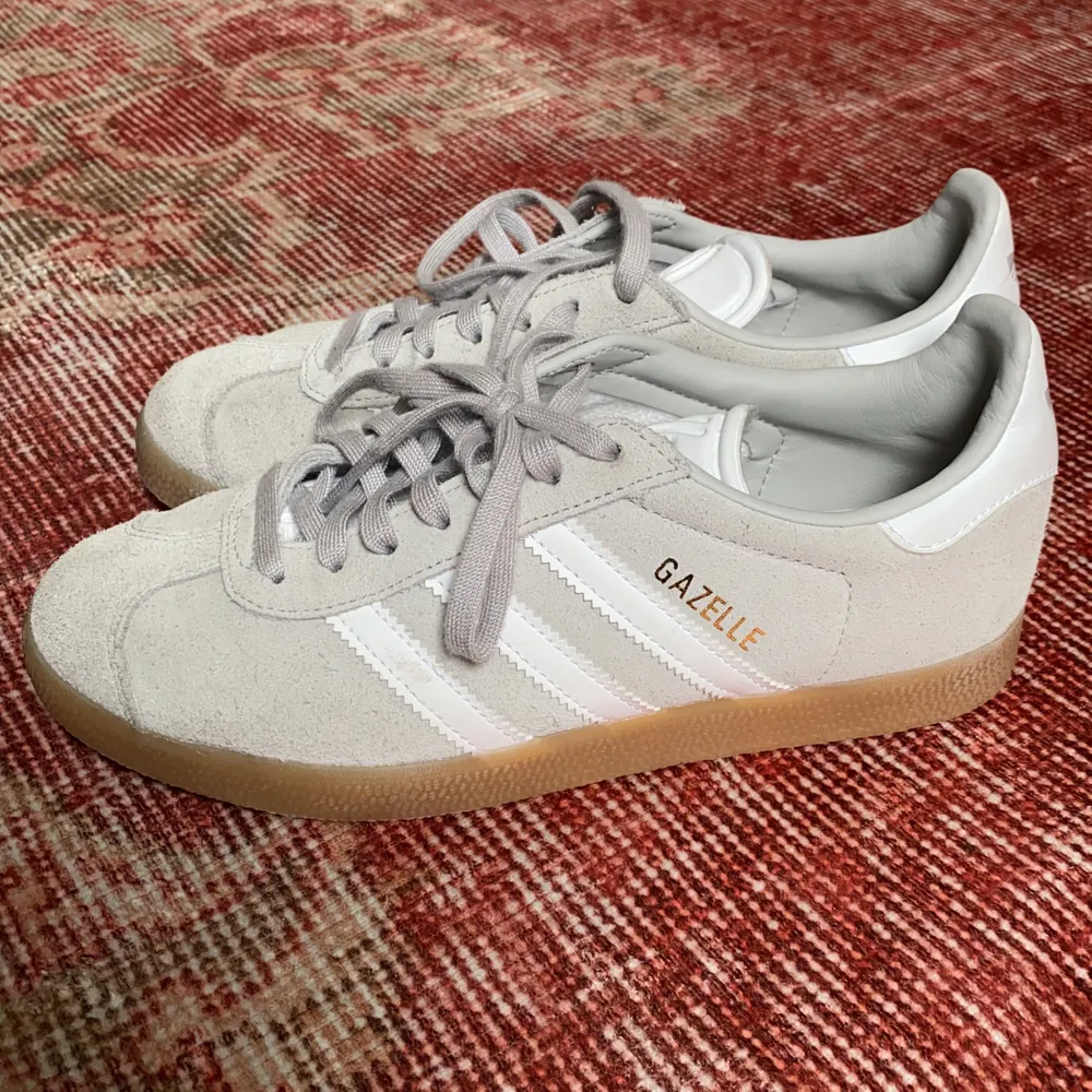 Sneakers i modellen Gazelle från Adidas. Mycket gott skick, köpta för 799 i augusti 2019. . Skor.