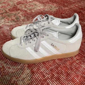 Adidas Gazelle - Sneakers i modellen Gazelle från Adidas. Mycket gott skick, köpta för 799 i augusti 2019. 