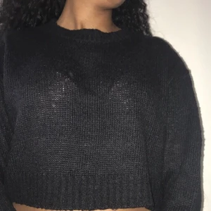 Stickad tröja - En cropped tröja från Hm. Använd några gånger men i bra skick. Frakt ingår.