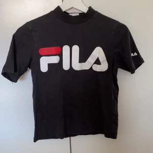 Croppad fila tröja - En fila magtröja som sitter perfekt på kroppen, knappt använd och är i fint skick 