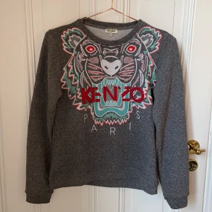 Kenzo tröja - Säljer en jättefin Kenzotröja i gott skick med mycket detaljer på framsidan. Storleken är 14 år (barnstorlek), motsvarar stl 34. Frakt tillkommer 🙌🏼 