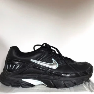 nike skor - riktigt feta skor från nike, heter xccellerate 2007 typ minns inte exakt. Storlek 40,5 men passar mig med 38-39, även en 40. mina go to när jag ska shoppa i göteborg utan att få ont i fötterna, jättesköna att gå långt i! buda! Köp direkt för 400+frakt