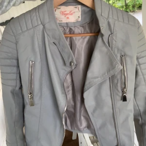Chiquelle Moto Jacket Grey - Säljer en jättefin skinnjacka från Chiquelle i gott skick, knappt använd. Storlek 36 vilket motsvarar XS enligt hemsidan. Orginalpris: 700kr. Frakt tillkommer 🙌🏼