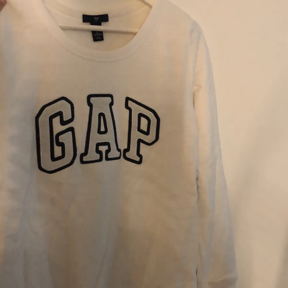 Fin tröja från Gap. Knappt använd. Storlek:S. Köparen står för frakten. Fraktar endast. Tröjor & Koftor.