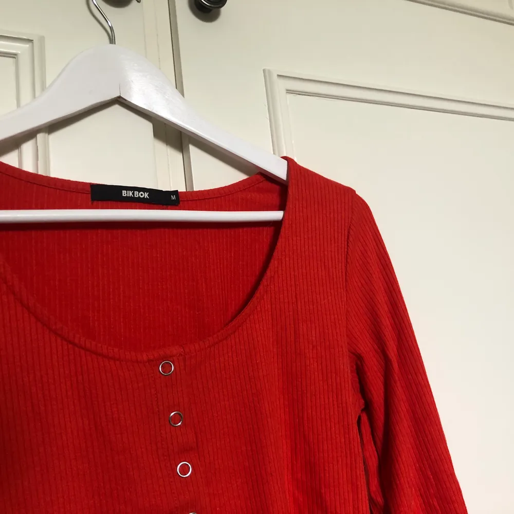 Säljer denna orange/röda tröjan med knappar från bikbok, den är ursnygg på men säljs då jag gärna vill ha stora pösiga kläder på mig. Denna är alltså lite mer taight. Storlek M men S-M!!!❤️🧡 ❌köparen står för frakt❌. Toppar.