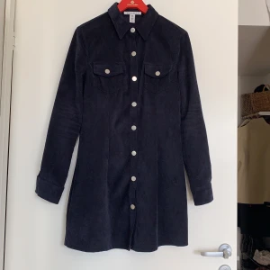 Miniklänning i Manchester  - Miniklänning i mörkblått Manchestertyg, så fin på! Lite 60/70-tals stuk. Använd men väldigt fint skick! 