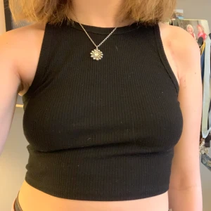 Svart linne - Svart ribbat linne, ganska kort, 70kr inkl frakt☃️