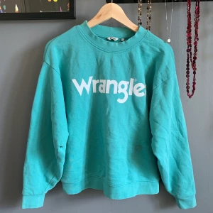 Wrangler - Wrangler tjocktröja, tröjan är tvättad och fläcken på bilden är borta! Hör av er om ni har frågor🐳 200kr inkl frakt