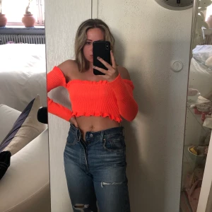 Offshoulder topp - En orange stickad offshouldertopp! Det snyggaste när man är brun⭐️ används inte dock! Köpte den av Youtubern Antonja Mandir!! I grunden är den från Madlady.                                                                 BUDA!!!