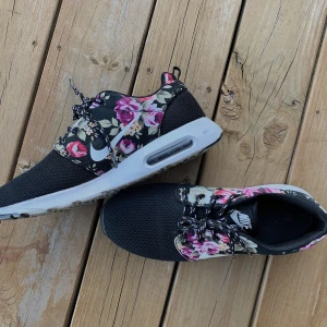 Nike skor med blommigt mönstee - Superfina nike skor i storlek 39, tyvärr lite för små för mig och därav använda endast ett fåtal gånger. Texten har lossnat lite (bild 3) men i övrigt bra skick🥰