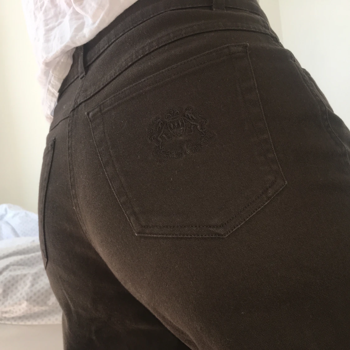 Högmidjade mörkbruna jeans - 91