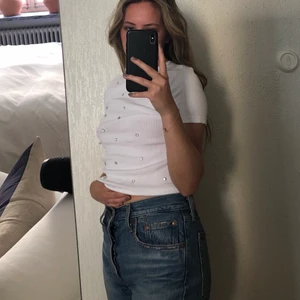 Zara croptop - En vit croptop från zara som är ribbad! Den har massa stenar på framsidan som detaljer! Aldrig använd 🙃
