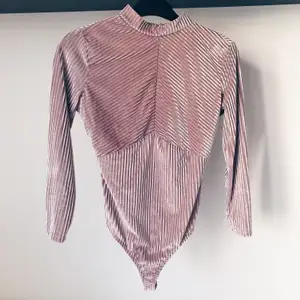 Sammetsbody i dusty pink som är perfekt för fest! Storlek S från Bershka. Möter upp i Uppsala eller skickar via post! 