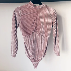 Rosa sammetsbody - Sammetsbody i dusty pink som är perfekt för fest! Storlek S från Bershka. Möter upp i Uppsala eller skickar via post! 