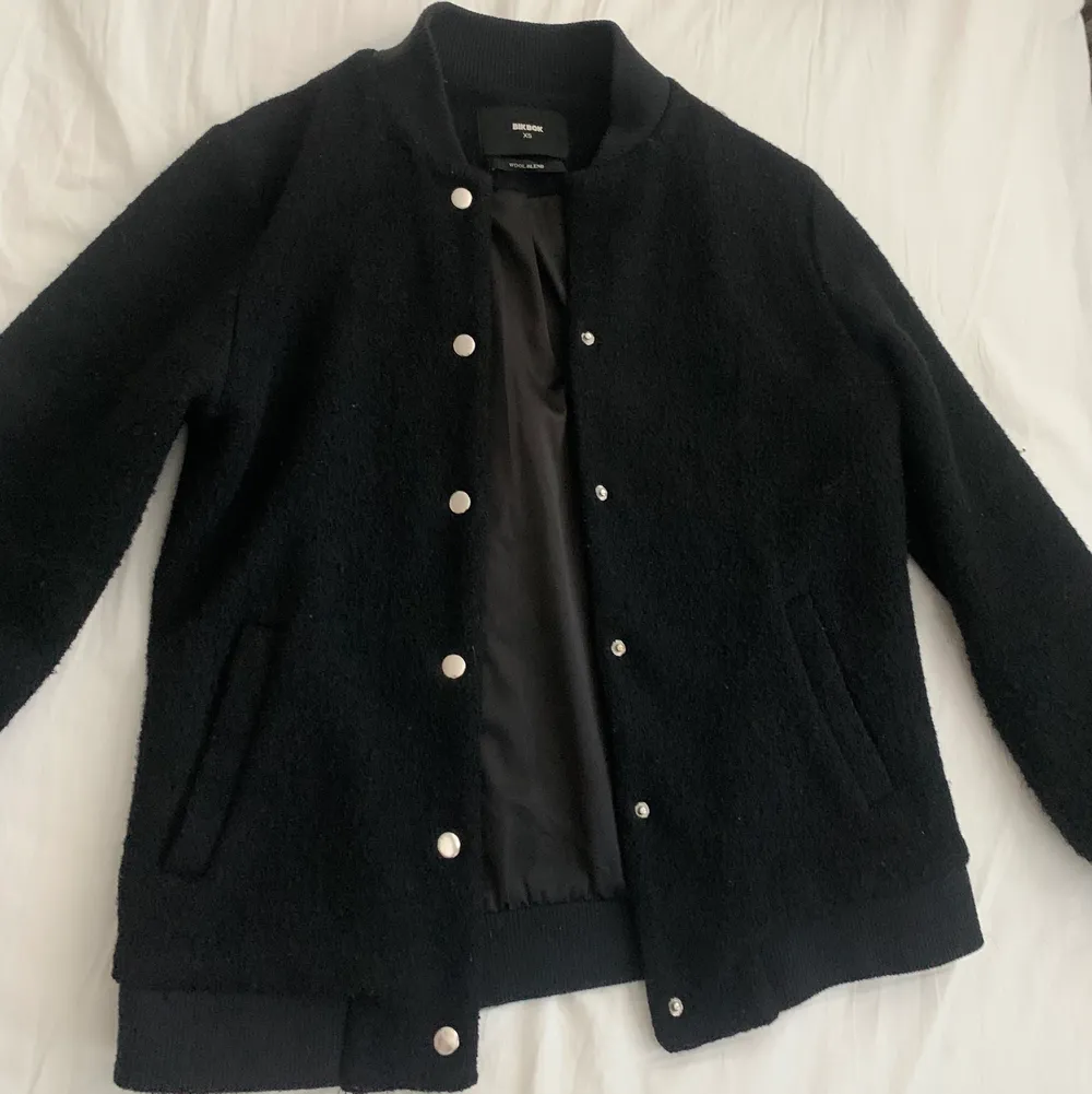Säljer denna svarta jacka som är lite längre (som typ en kappa). Den är från Bikbok och sitter jättefint ❣️ . Jackor.