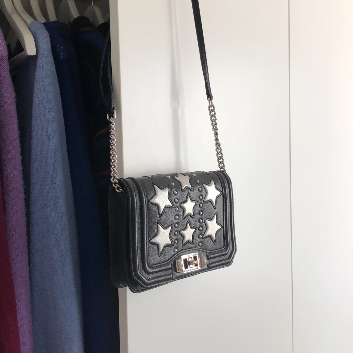 Rebecka Minkoff väska med stjärndetaljer