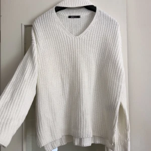 Stickad tröja  - Mysig stickad tröja med halsdetalj framtill. Oanvänd. Ev frakt tillkommer 🌸