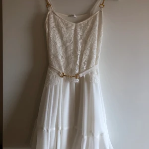 Ida Sjöstedt klänning  - Vit Ida Sjöstedt klänning, köpt för 2200 kr på Märkes Butiken i Båstad. Endast använda en gång när jag gick ut 8an. Pris kan diskuteras.