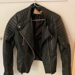 Chiquelle Skinjacka!  - Säljer min favorit jacka då den inte kommer till användning längre! Fint skick på utsidan men innetyget är sprucket på ena sidan men inget som stör. Använd en vår. Köptes för 700kr det är en storlek 40 men passar mig som vanligtvis har s😀