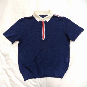 Tröja  - Så fin piketröja i typ mesh/nät-aktigt tyg. Mörkblå med röda/vita detaljer, dragkedja och guldknapp vid halsen. Aldrig använd av mig men köpt second hand i Tokyo. Så fin, men använder den aldrig. 