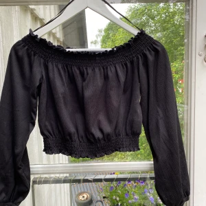 Svart snygg axellös topp S - Fin topp i fint skick. Har fler annonser ute och kan självklart erbjuda paketpris :)