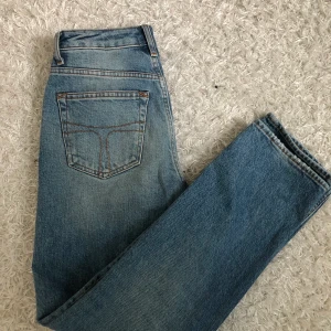 Tiger of Sweden jeans strl 25/27 - Priset kan diskuteras! Ett par lite tajtare mom jeans i modellen Meg. Köpte jeansen för 2 månader sen, har hunnit använda dom ca 2-3 ggr. Dom är som nya. Lite små i storleken så skulle passa en 24a. Ursprungspriset var 1500kr