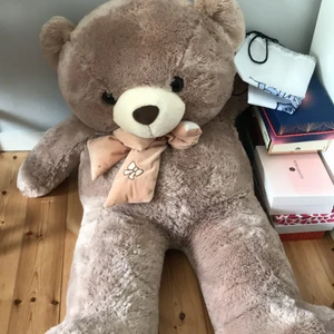 Fin nalle  - En meter lång nallen köpt på partykungen 