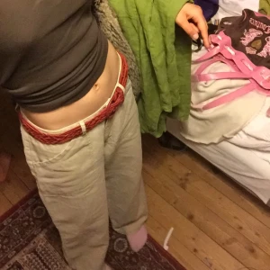 Sommar byxor  - Dem hör byxorna är inte min stil och derför väljer jag att sälja! I bra skick. Det är som linne tyg. Väldigt luftigt och härligt på sommaren!⭐️