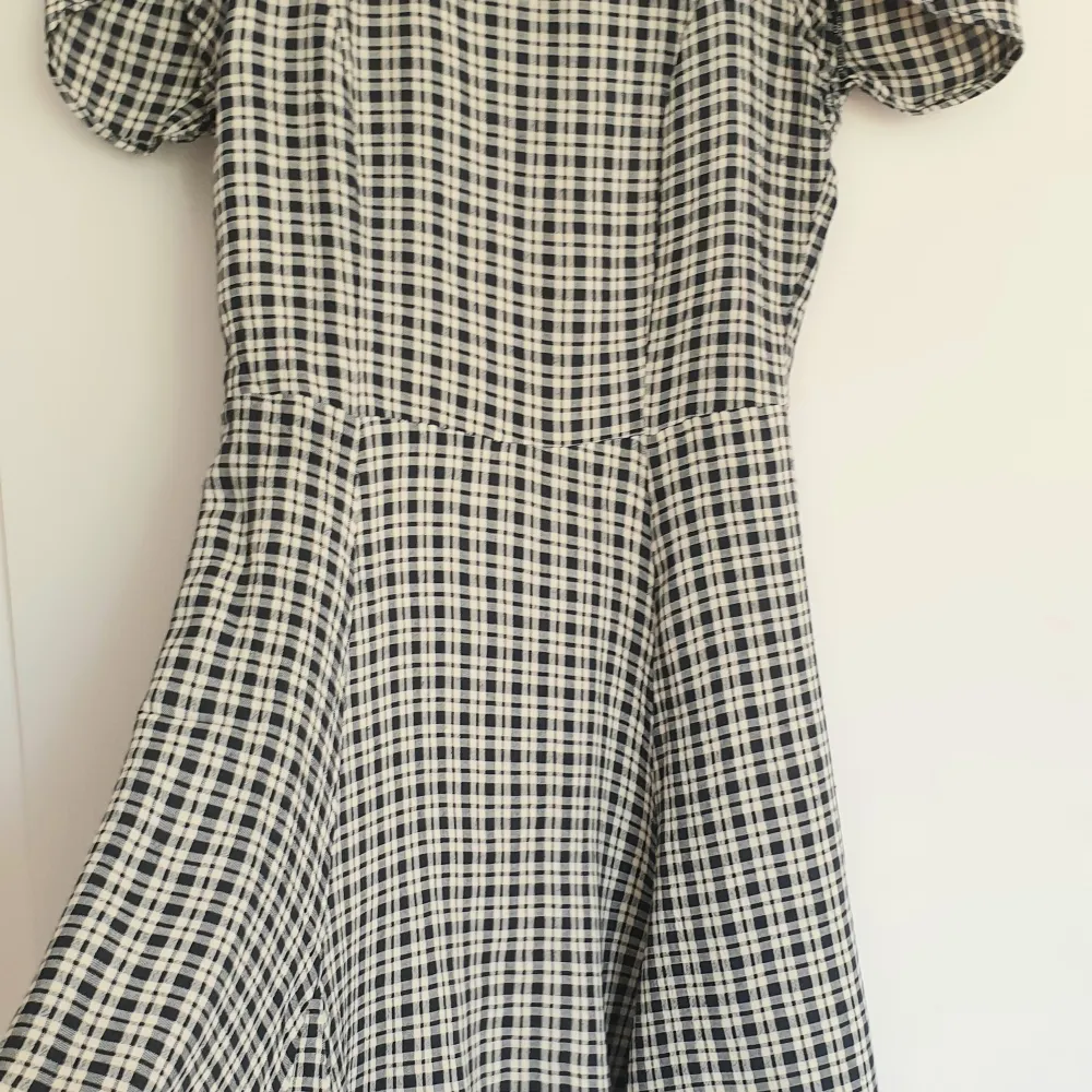 Gorgeous, short summerdress from the hip sustainable LA brand Reformation. Flattering shape and very comfortable. Length: 82 cm measured from inner shoulder. Really good condition. Freight is not included. I am able to meet up in Stockholm for hand over. . Klänningar.