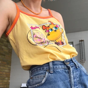 Linne med coolt tryck - Supergulligt linne med girafftryck🦒💛. Frakt tilkommer på 11 kr.