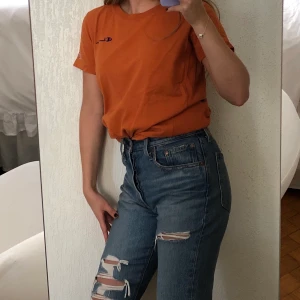 Champion tshirt - Champion tshirt köpt på Urban outfitters!🧡 Använd ändast 2 gånger Storlek S men bassar xs och M också då den är lite ocersized och beroende på hur man vill att den ska sitta