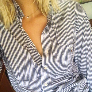 Gant skjorta - Snygg blå randig gant skjorta i storlek medium 👌🏻. 250kr plus 60 kr frakt 📦. 