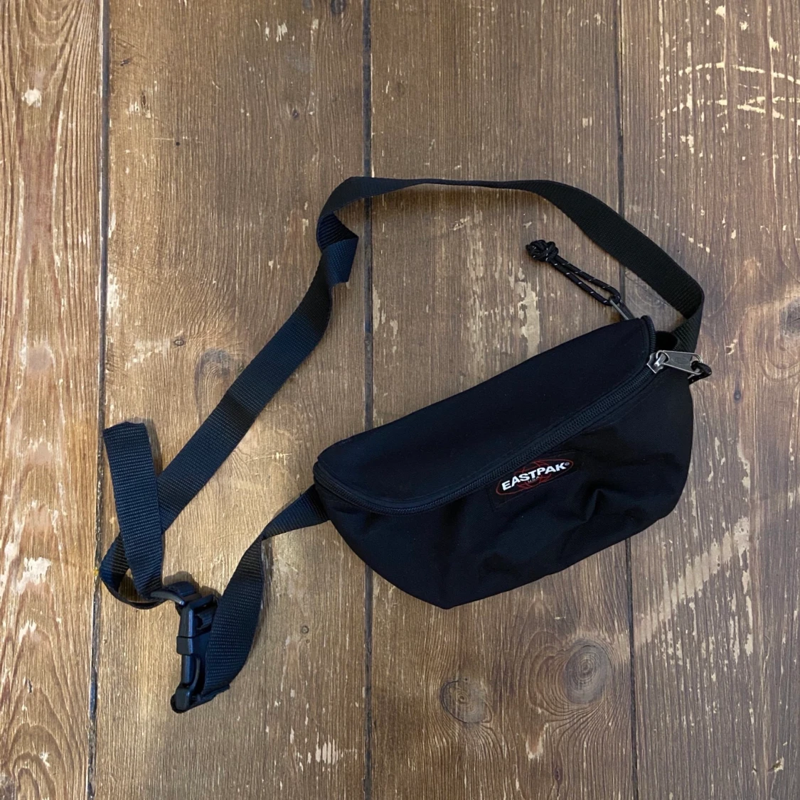 Magväska svart eastpak